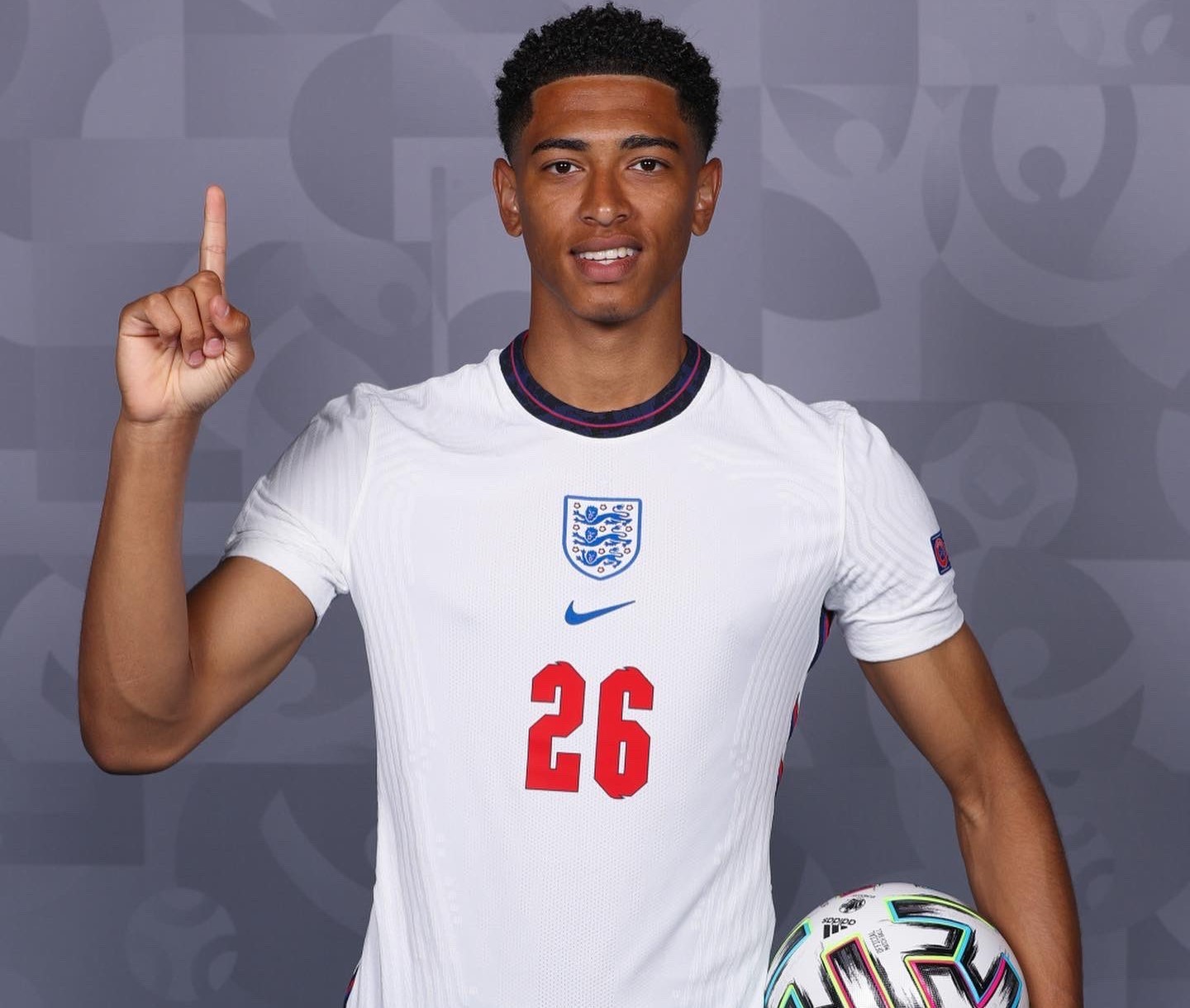 穆帅：今天胜利的功劳属于球员们，要说谁比谁更好是不公平的（穆帅：胜利属于球员，讨论谁更出色不公平）