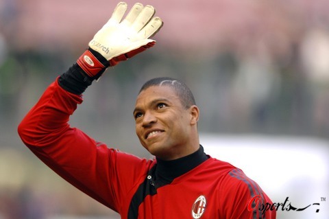 每体：拉菲尼亚今天回俱乐部康复训练，预计不会立即开始合练（每体：拉菲尼亚今日返队进行康复，短期内不参加合练）