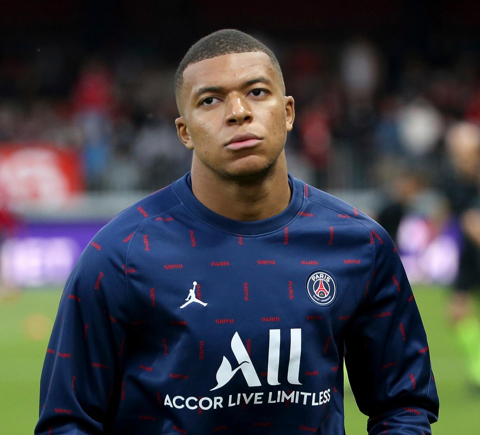 东契奇34+12+7独享历史第1，艾顿两双里夫斯33分，湖人轻取鹈鹕（东契奇34+12+7升至历史第一，艾顿两双、里夫斯33分，湖人轻松击败鹈鹕）