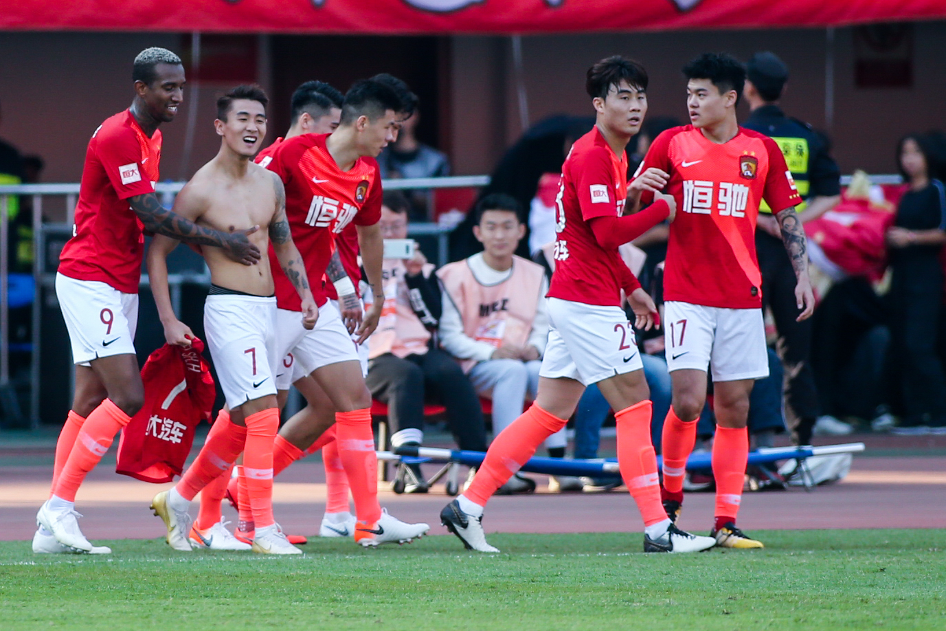 欧冠赛场精彩瞬间：皇马主场2-0取胜,