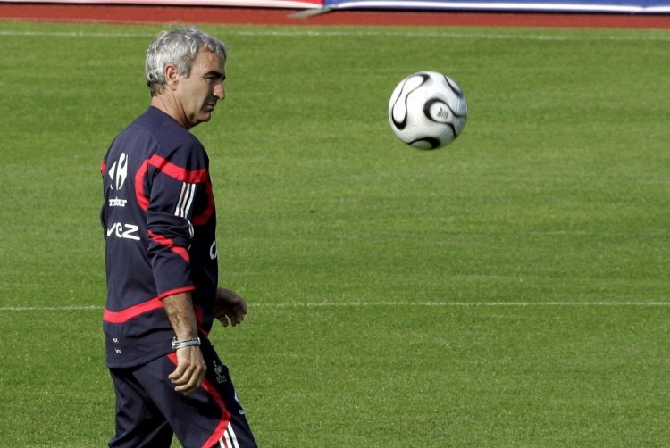 看老乡？西班牙和皇马传奇射手劳尔现场观看维拉vs阿森纳（劳尔现身维拉vs阿森纳看台：皇马传奇或为西班牙同胞助威？）