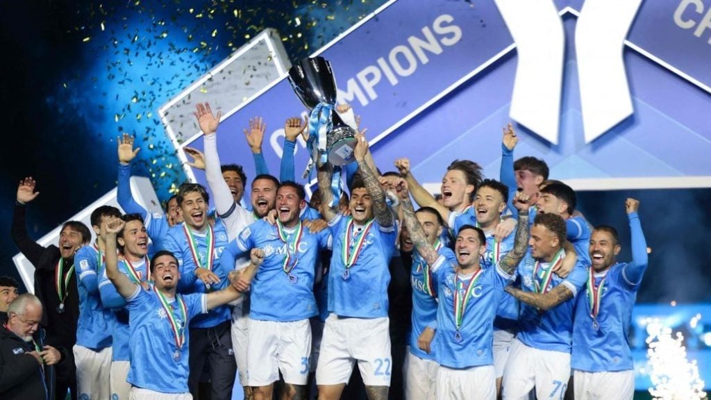 外媒：梅西在印度的雕像由45人耗费27天建成，高21.3米（外媒称印度为梅西竖立21.3米高雕像，45名工匠耗时27天打造）