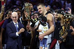 阿德耶米被换下后不满欲直接离场，多特将对其进行处罚（阿德耶米不满被换下欲径直离场，多特将予处罚）